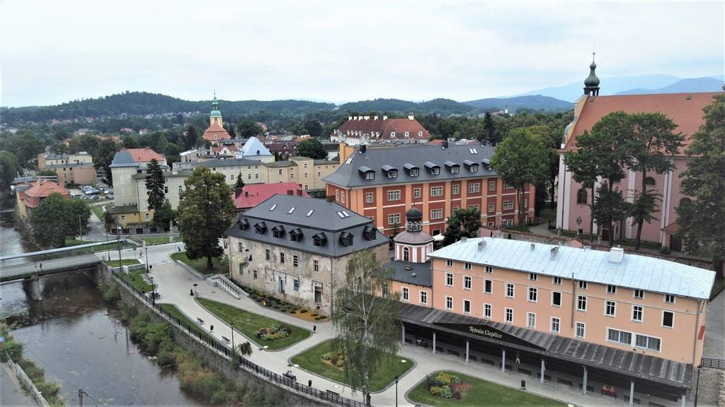 KAMIENICA W ŚCISŁYM CENTRUM UZDROWISKA POD DOM OPIEKI / USŁUGI RECHABLIACYJNE / MEDYCZNE