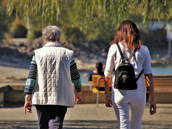 Opieka nad seniorem: gdzie szukać wsparcia?