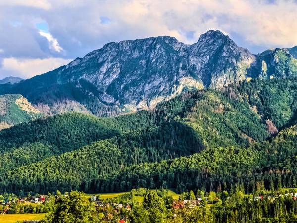 Góry dla seniora: jak się przygotować i które trasy wybrać?
