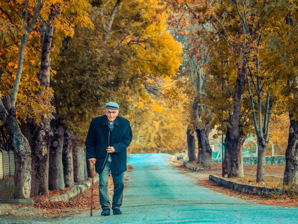 7 zasad opieki nad seniorem jesienią i zimą