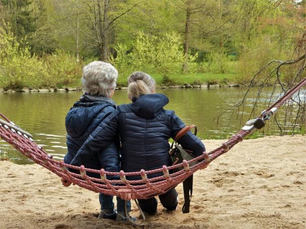 Jak spędzać czas z seniorem? - sposoby na kreatywne spędzenie czasu